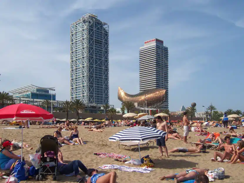 Playa de la Barceloneta. (CC BY SA) SERGI LARRIPA-WIKIMEDIA COMMONS.