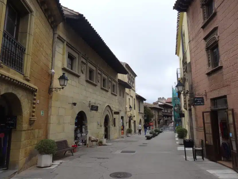 Calle Caballeros dentro del Pueblo Español. (CC BY SA) JORDIFERRER-WIKIMEDIA COMMONS.