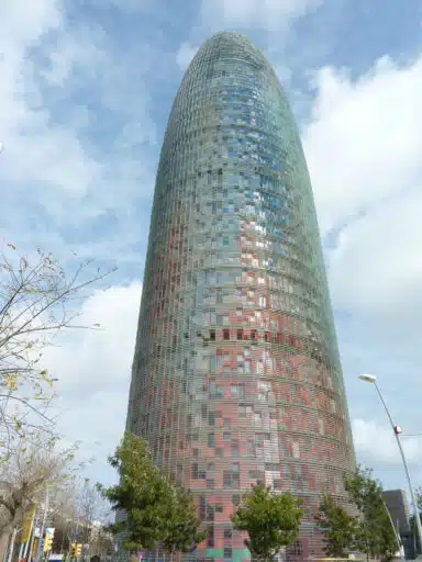 La Torre Agbar destaca por su forma aerodinámica. (CC BY SA) VA.SC.-WIKIMEDIA COMMONS