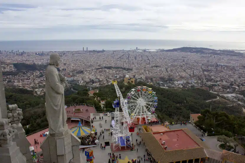 Barcelona vista desde el Templo del Sagrado Corazón de Jesús en lo alto del Tibidabo. (CC BY SA) RUBENS VALLEJOS-WIKIMEDIA COMMONS