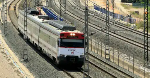 Tren de la línea C-2 de Cercanías Valencia circulando entre las estaciones de Xátiva y València Nord. (CC BY SA) FALK2-Wikimedia Commons. Imagen recortada.