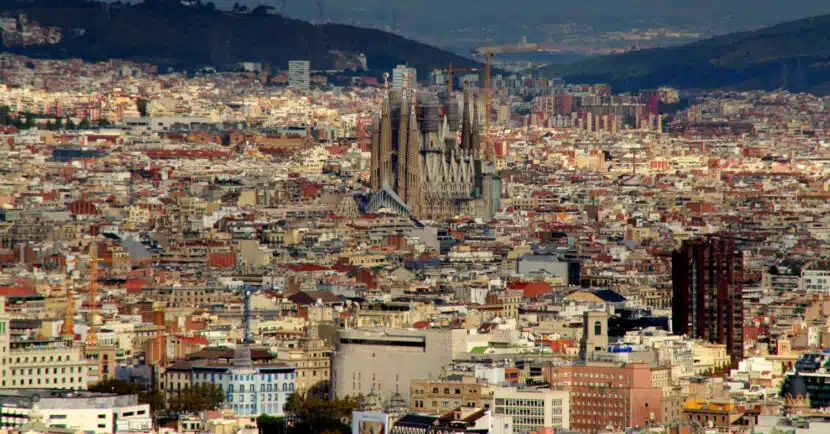 Vista aérea de Barcelona, con la Sagrada Familia en el centro.