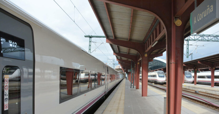 Tren de la serie 106 en servicio AVE en la estación de La Coruña. © MIGUEL BUSTOS.
