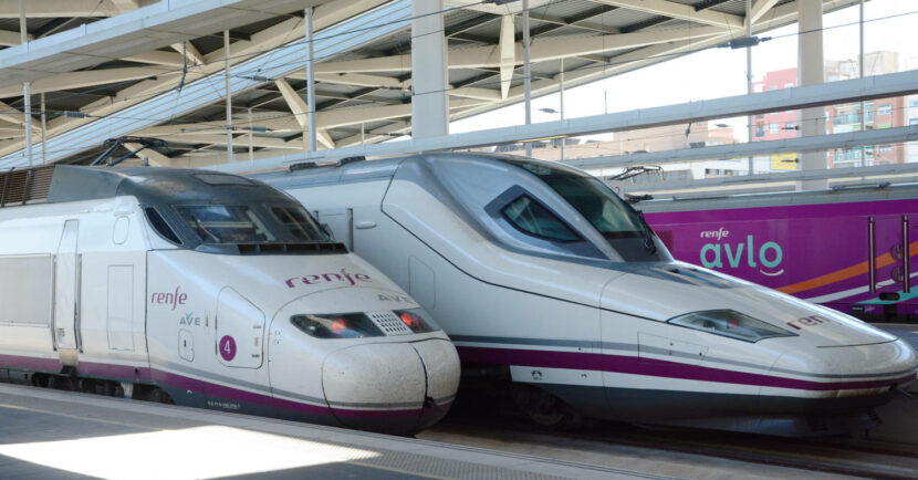 Trenes de alta velocidad de Renfe en Valencia. © MIGUEL BUSTOS.