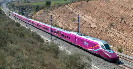 Tren de la serie 112 fabricado por Talgo haciendo un Avlo Madrid-Barcelona. (CC BY SA) BERNAT BORRÀS - www.trenscat.cat. Imagen recortada