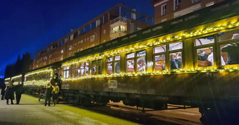 El Tren de la Navidad, iluminado con luces navideñas, tras regresar a Delicias. © FFE.