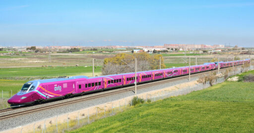 Tren Avlo serie 112 circulado por la línea de alta velocidad Madrid-Sevilla. (CC BY SA) MIGUEL (FISKIA)-FLICKR. Imagen recortada.