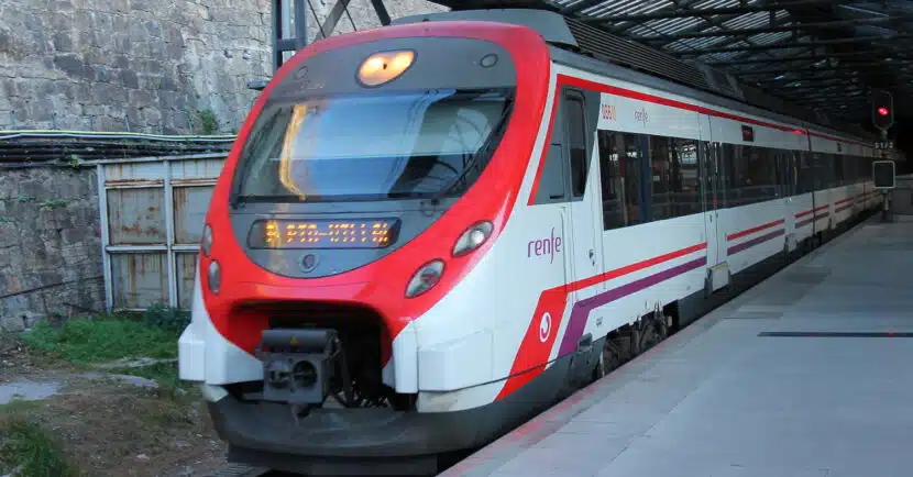 Tren de Cercanías Madrid en la estación de Príncipe Pío. (CC BY SA) DRACENAE-Wikimedia Commons. Imagen recortada.