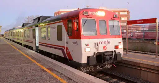 Tren de Cercanías Valencia en la estación de Cheste, que volverá a tener tren después de más de un año. © MIGUEL BUSTOS.