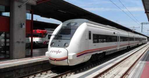 Trenes de Cercanías y Media Distancia en la estación de Madrid-Chamartín. (CC BY SA) FALK2-Wikimedia Commons. Imagen recortada.
