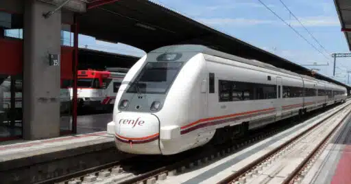 Trenes de Cercanías y Media Distancia en la estación de Madrid-Chamartín. (CC BY SA) FALK2-Wikimedia Commons. Imagen recortada.