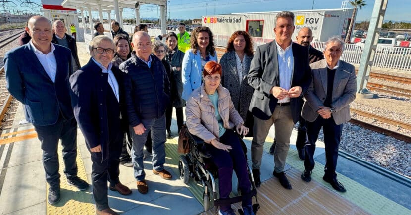 Foto de grupo de las autoridades con un grupo de usuarios en los nuevos andenes de València Sud. © GVA.
