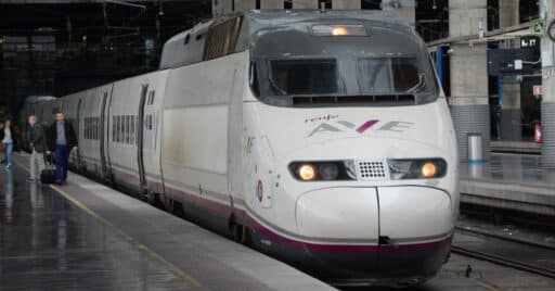 Tren AVE de Renfe de la serie 100 en Madrid-Puerta de Atocha. © MIGUEL BUSTOS.