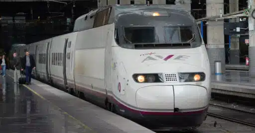 Tren AVE de Renfe de la serie 100 en Madrid-Puerta de Atocha. © MIGUEL BUSTOS.