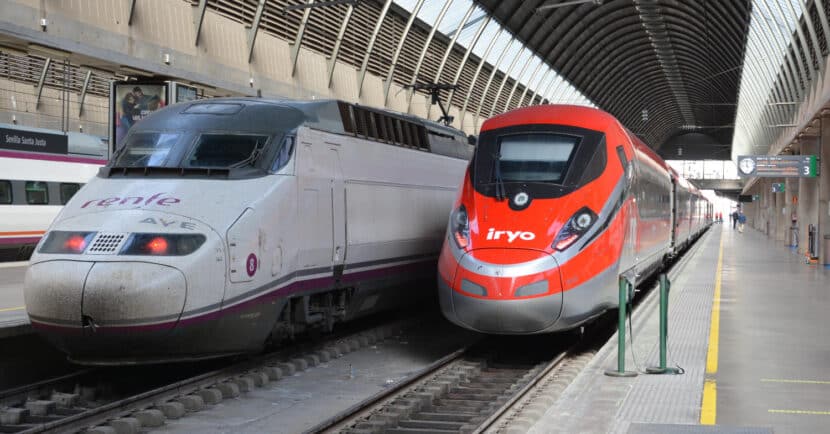 Trenes Avant, AVE e Iryo en Sevilla-Santa Justa. © CRISTINA TOLOSA.