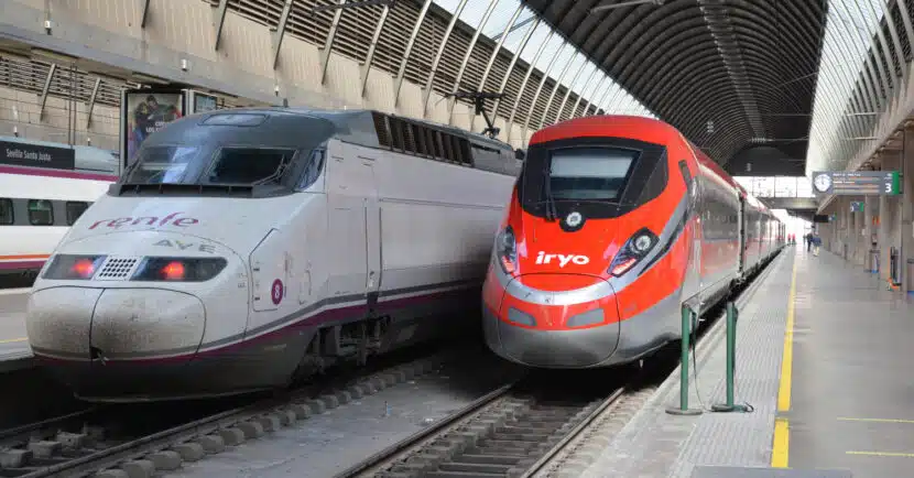 Trenes Avant, AVE e Iryo en Sevilla-Santa Justa. © CRISTINA TOLOSA.