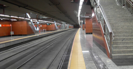 Andenes de la estación de Sol de Cercanías Madrid. © MIGUEL BUSTOS.