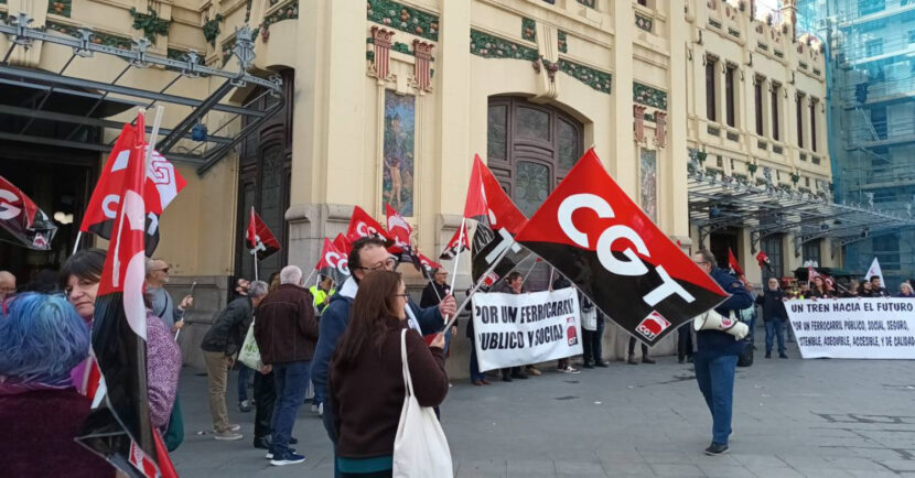 Manifestación de trabajadores ferroviarios afiliados a CGT en el exterior de Valencia Estació del Nord. © CGT.
