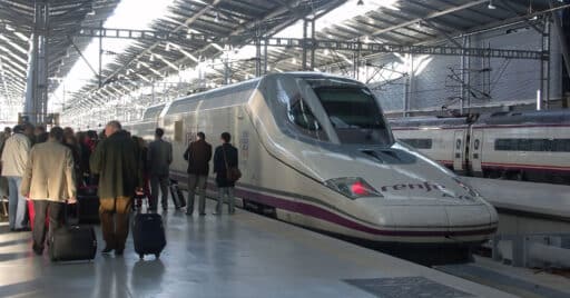 Tren AVE de Renfe en la estación de Málaga-María Zambrano. (CC BY NC SA) CHRIS JUDEN. Wikimedia Commons. Imagen recortada