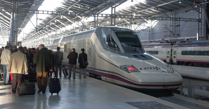 Tren AVE de Renfe en la estación de Málaga-María Zambrano. (CC BY NC SA) CHRIS JUDEN. Wikimedia Commons. Imagen recortada