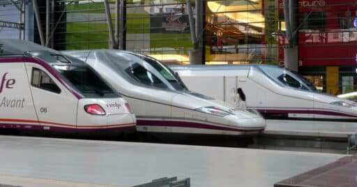 Trenes de alta velocidad de Renfe en Málaga-Mará Zambrano. (CC BY SA) TERRY WHA-Wikimedia Commons. Imagen recortada