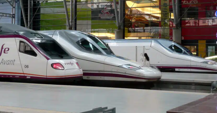 Trenes de alta velocidad de Renfe en Málaga-Mará Zambrano. (CC BY SA) TERRY WHA-Wikimedia Commons. Imagen recortada