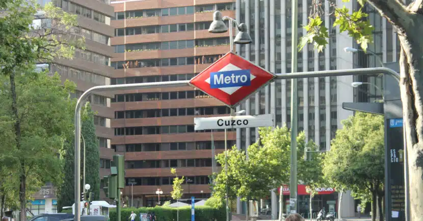 Boca de metro de la estación de Cuzco. (CC BY SA) LUIS GARCÍA (ZAQARBAL)-Wikimedia Commons. Imagen recortada.