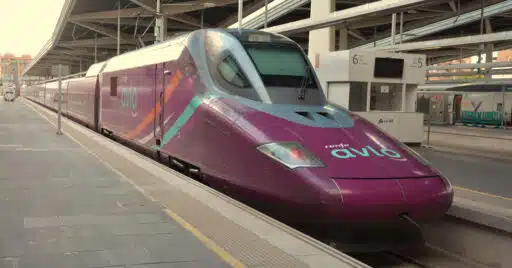 Tren Avlo Madrid-Valencia en la estación de Joaquín Sorolla. © MIGUEL BUSTOS.