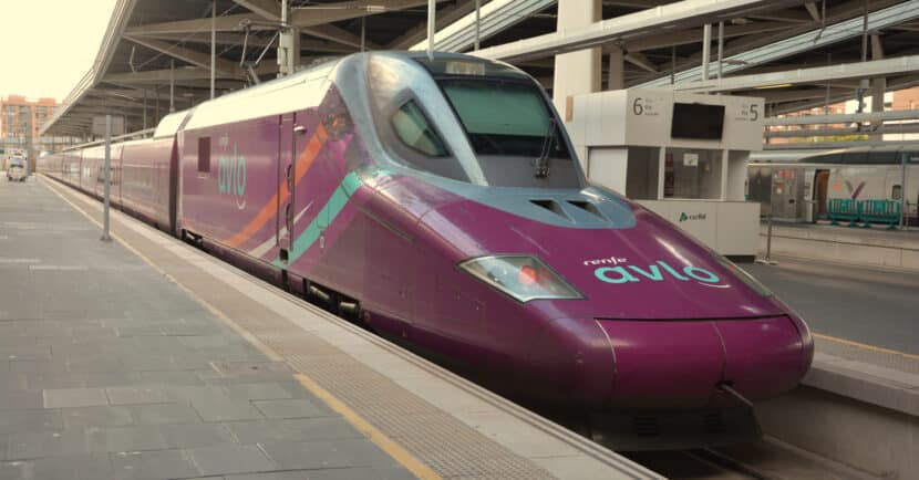 Tren Avlo Madrid-Valencia en la estación de Joaquín Sorolla. © MIGUEL BUSTOS.
