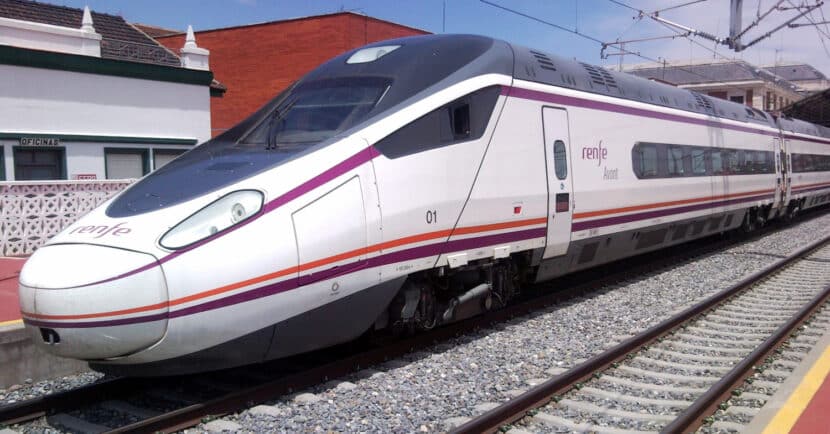 Tren de la serie 114 de Renfe, usado para el Avant sobre el que se hace el Tren del vino de Valladolid. (CC BY SA) RASTROJO-Wikimedia Commons. Imagen recortada