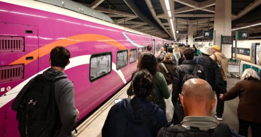 Travellers entering an Avlo Valencia-Madrid train at Joaquín Sorolla station. © MIGUEL BUSTOS.