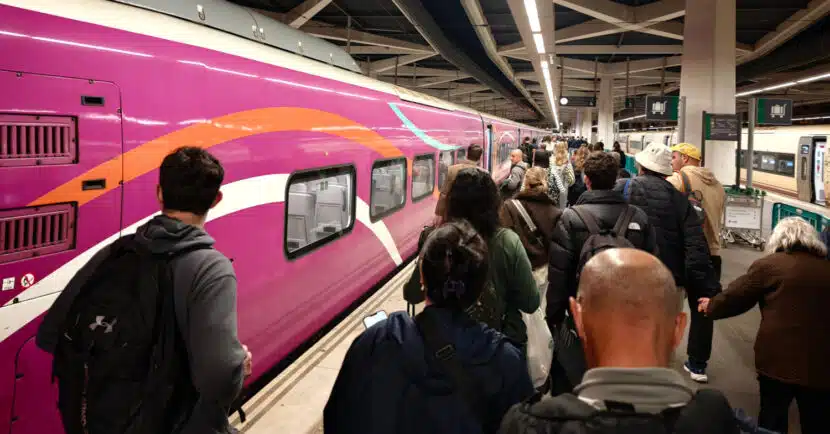 Viajeros entrando a un Avlo Valencia-Madrid en la estación de Joaquín Sorolla. © MIGUEL BUSTOS.