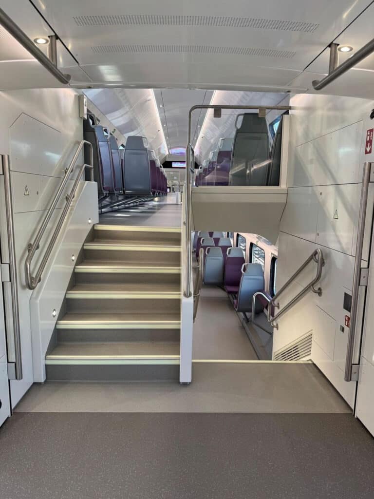 Acceso a un coche de dos pisos, con las escaleras para ir hacia arriba o hacia abajo. © CHRISTIAN MUÑOZ.