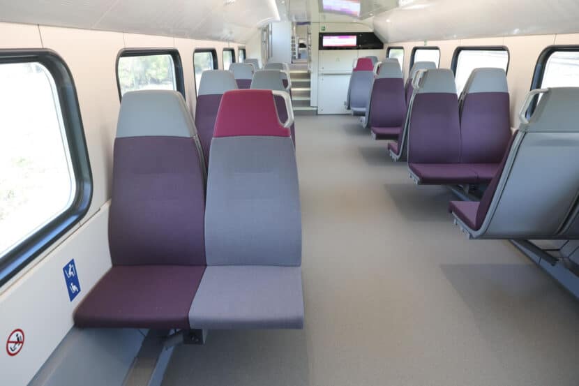 Asientos en el piso de abajo de un coche de doble piso, con los reservados en color gris. © MINISTERIO DE TRANSPORTES Y MOVILIDAD SOSTENIBLE