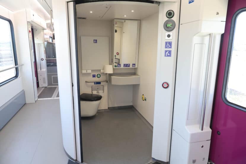 Cuarto de baño accesible con la puerta abierta. © MINISTERIO DE TRANSPORTES Y MOVILIDAD SOSTENIBLE.