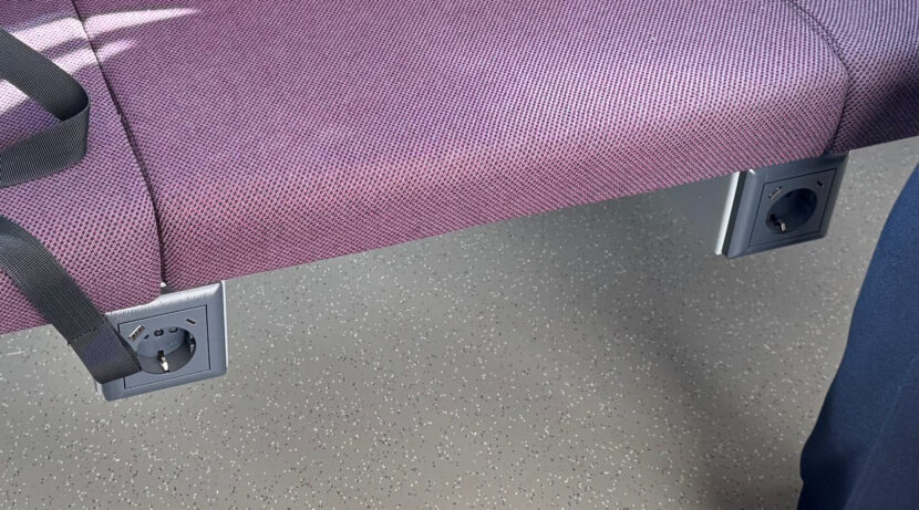 Enchufes bajo los asientos. © CHRISTIAN MUÑOZ