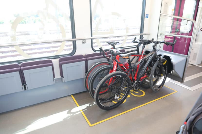 Espacio para el transporte de bicicletas. En la ventana se aprecia el pictograma. © MINISTERIO DE TRANSPORTES Y MOVILIDAD SOSTENIBLE.