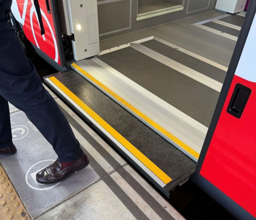 Estribo de una de las puertas accesibles. © CHRISTIAN MUÑOZ