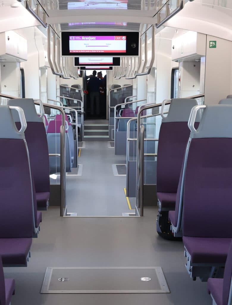 Interior de un coche de un piso con los monitores encendidos, mostrando información de la línea C-3. © MINISTERIO DE TRANSPORTES Y MOVILIDAD SOSTENIBLE.