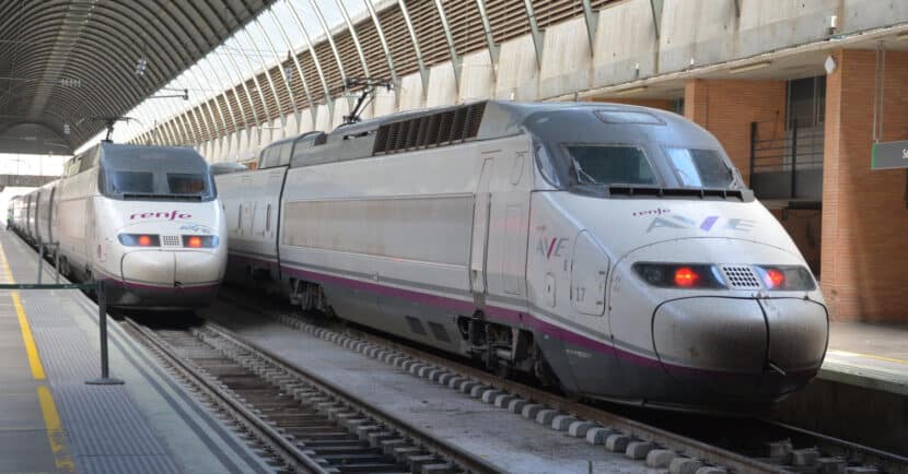 Trenes AVE serie 100 en la estación de Sevilla-Santa Justa antes de salir hacia Madrid. © MIGUEL BUSTOS.