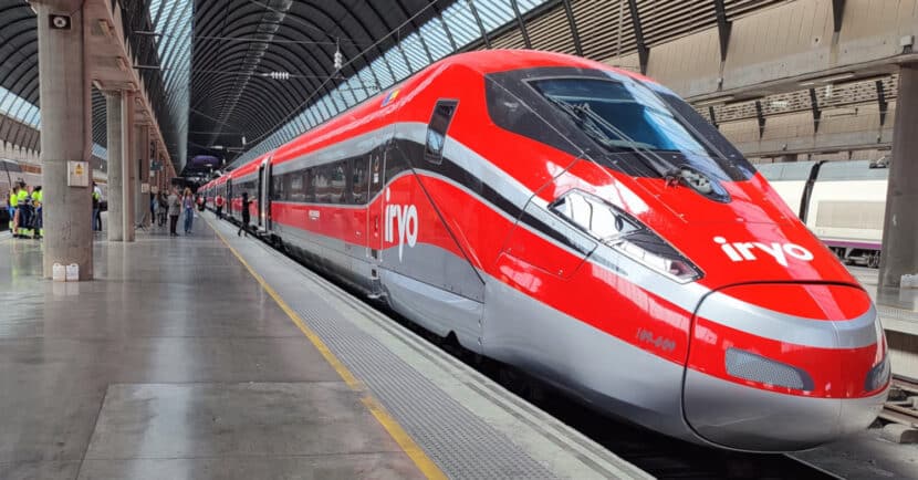 Tren de Iryo en la estación de Sevilla-Santa Justa. © CRISTINA TOLOSA.