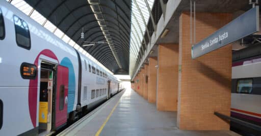 Tren de Ouigo en Sevilla-Santa Justa, uno de los destinos beneficiados por los Pink Days de mayo. © MIGUEL BUSTOS.
