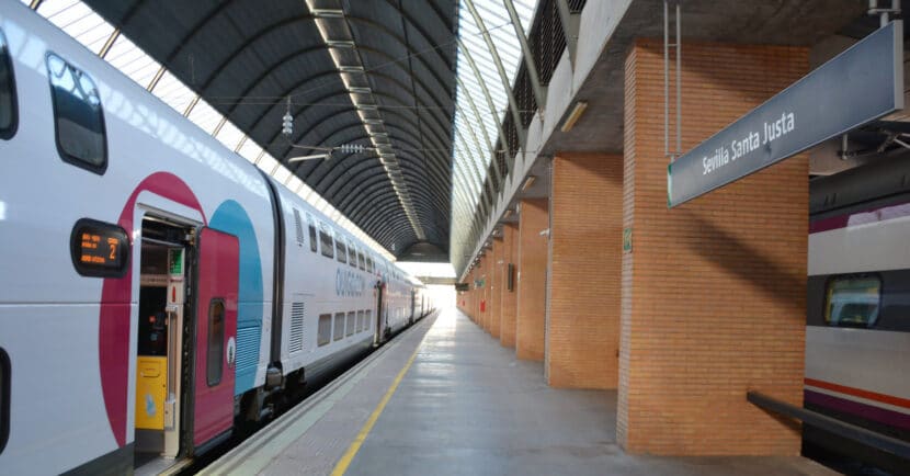 Tren de Ouigo en Sevilla-Santa Justa, uno de los destinos beneficiados por los Pink Days de mayo. © MIGUEL BUSTOS.