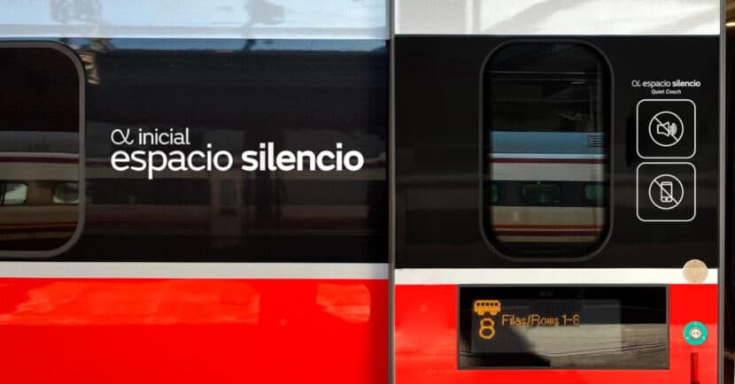 Exterior de un coche de un Frecciarossa 1000 de Iryo con los vinilos de Espacio silencio.© IRYO.