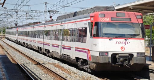 El tren más antiguo de Cercanías Renfe pertenece a una serie que no se diseñó para trabajar con temperaturas tan altas. © MIGUEL BUSTOS.