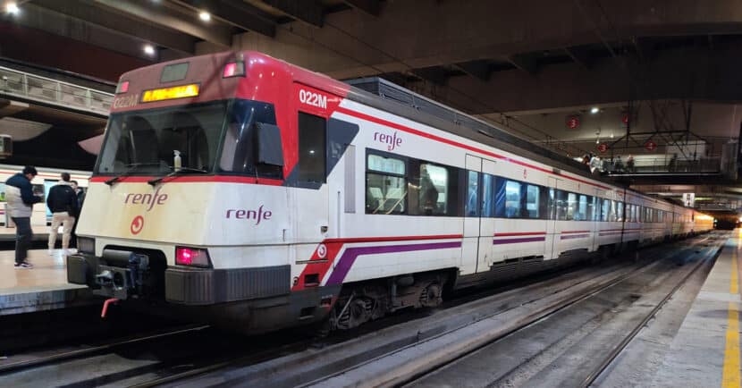 Tren de Cercanías Madrid en la estación de Atocha Cercanías. © MIGUEL BUSTOS.