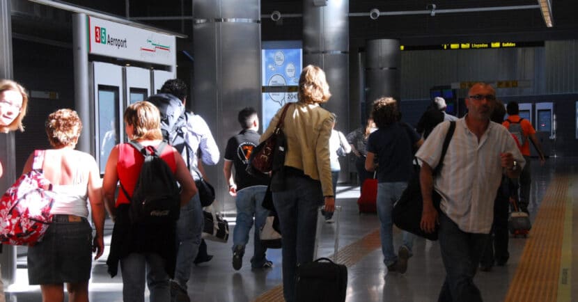 Viajeros en la estación Aeroport de Metrovalencia. © GVA.