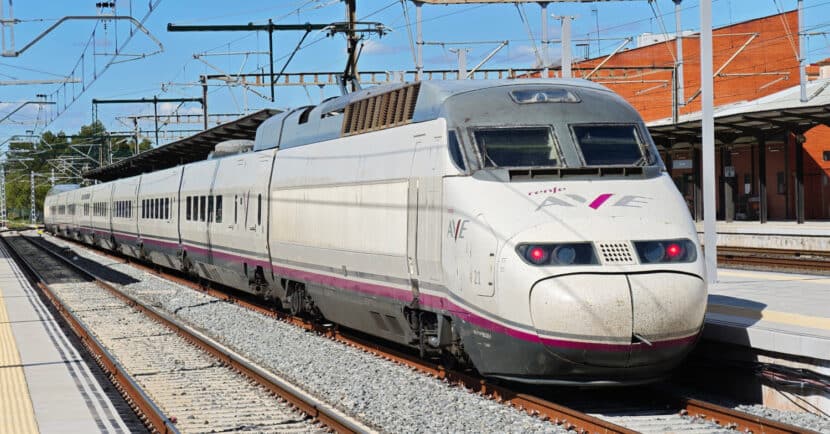 Avant Puertollano-Madrid prestado con un tren de la serie 100 de AVE. © MIGUEL BUSTOS.