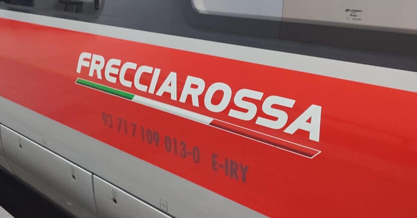 Lateral de un tren de Iryo, con el nombre de su tren Frecciarossa, en Barcelona Sants. © MIGUEL BUSTOS.