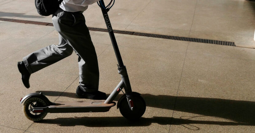 Un hombre entra en el metro de Brasilia con su patinete. (CC BY NC SA) AGÊNCIA SENADO-Flickr. Imagen recortada.